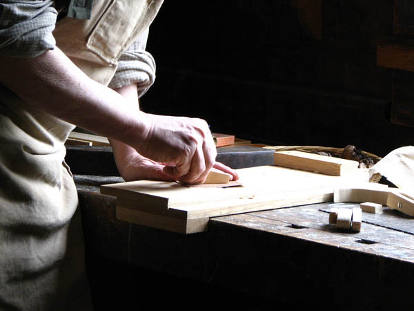 Nuestro equipo de profesionales cuenta  con muchos años de contrastada <strong>experiencia</strong> en el sector de la <strong>carpintería de madera en Sant Esteve Sesrovires</strong>.